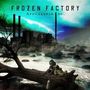 "FROZEN FACTORY Apocalypse Inc." Eine rauchende Fabrik und ein Kind auf einem Baumstamm in einer öden Landschaft.