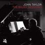 JOHN TAYLOR, THE BAUER SESSIONS. Ein Mann spielt Klavier und studiert Notenblätter. Schwarz-weiß, ruhige Atmosphäre.