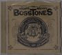 „The Mighty Mighty Bosstones“ und „Pin Points and Gin Joints“. Illustration eines Hundes mit Mütze in stilisiertem Rahmen.