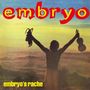 Oben steht groß „embryo“, unten „embryo’s rache“. Eine Person hält eine Geige und eine Puppe vor einem Hügelpanorama.