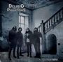"DELIRIO AND THE PHANTOMS", "STRANGE PHENOMENA". Eine Gruppe in einem alten, verfallenen Raum mit einer Treppe.