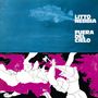 Text: “LITTO NEBBIA FUERA DEL CIELO”. Oben heller blauer Himmel mit Wolke, unten abstrakte Illustrationen in Weiß und Magenta.