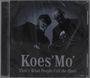 "Koes'Mo' That's What People Call the Blues". Zwei Männer in dunkler Kleidung mit Gitarren, düsterer Hintergrund.