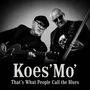 Zwei Männer spielen Gitarre. Der Text lautet: "Koes’Mo’ That’s What People Call the Blues".