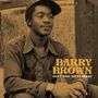 "Barry Brown Can't Stop Natty Dread." Ein Mann sitzt lächelnd in gelber Sepia-Tonung.