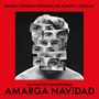 Text: "Banda Sonora Original de Alberto Iglesias. Un film de Almodóvar. Amarga Navidad." 

Schwarzweiß-Collage eines Gesichts, mehrfach überlappende Augen, roter Hintergrund.