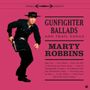 "GUNFIGHTER BALLADS AND TRAIL SONGS, MARTY ROBBINS." Ein Cowboy posiert mit Hut und Pistole, rosafarbener Hintergrund.