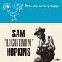 „The rooster crowed in England“, „Sam ‘Lightnin’ Hopkins“. Ein lächelnder Mann spielt Gitarre, oben ein gezeichneter Hahn.