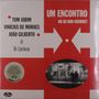 Texte: "UM ENCONTRO NO AU BON GOURMET", "TOM JOBIM", "VINÍCIUS DE MORAES", "JOÃO GILBERTO", "& Os Cariocas".   
Grafik: Pfeile und ein ovales Foto mit Personen.