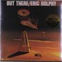 "OUT THERE / ERIC DOLPHY" in weißen Buchstaben oben. Beiges, surreales Gemälde mit Metronom und schwebendem Objekt.