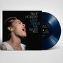 Text: “BILLIE HOLIDAY LADY SINGS THE BLUES.” Links Gesicht einer singenden Frau, rechts eine blaue Vinyl-Schallplatte.