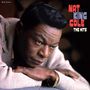 Text: „NAT KING COLE THE HITS“. Ein nachdenklicher Mann mit gefalteten Händen liegt auf einem Tisch.