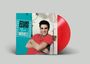 "ELVIS at the MOVIES" steht auf einem Albumcover. Ein Mann in rotem Hemd lehnt lächelnd zurück, daneben eine rote Schallplatte.
