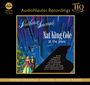 "Penthouse Serenade" von Nat King Cole. Illustration: Stadt bei Nacht, Paar tanzt vor Skyline.