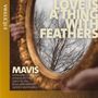 Der Text lautet: "LOVE IS A THING WITH FEATHERS." Ein goldener Rahmen spiegelt kahle Bäume wider, gehalten von einer Hand.