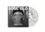 „SOUL GLO“ und „RESENTMENT“ auf einem rasierten Hinterkopf, umgeben von Messern. Eine Marmor-LP ist sichtbar.