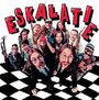 Text: "ESKALATION". Eine Gruppe von Menschen jubelt auf einem schwarz-weiß karierten Boden. Musikinstrumente sichtbar.