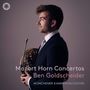 "Text: Mozart Horn Concertos, Ben Goldscheider, Münchener Kammerorchester. Ein Mann im Anzug hält ein Horn, von der Seite."