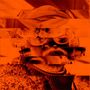 Zerstreute Streifen zeigen ein Gesicht mit Brille und Mütze, in einem orangefarbenen Ton gehalten. Kunstvoll und verfremdet.