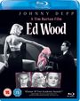 „Johnny Depp, A Tim Burton Film, Ed Wood. Gewinner von zwei Academy Awards.“ Schwarz-Weiß-Szene: Mann überreicht Frau Mantel.