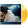 Cover mit "macy gray" und "ON HOW LIFE IS". Liste von Songtiteln. Frau in Nahaufnahme, gelbe Schallplatte sichtbar.