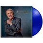 Der Text „Salvatore Adamo – Mes Chansons. Ma Vie“. Ein Mann in Anzug lächelt, daneben eine blaue Vinyl-Schallplatte.