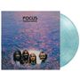 „FOCUS MOVING WAVES“ steht über einem violett-blauen Wasserhintergrund. Vier Männer sind darunter abgebildet.