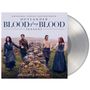 „Original Series Soundtrack: Outlander, Blood of my Blood, Season 1.“ Vier Personen gehen entlang einer Steinmauer.