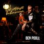 „Post-Midnight Behaviour“ und „Ben Poole“ in Leuchtschrift. Ein Mann mit Gitarre in einem Musikstudio.