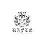 "RIFLE" in altmodischer Schrift, darunter ein kunstvolles Wappen mit zwei Löwen und einem zentralen Fadenkreuz.