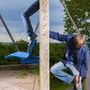 Körper von zwei Personen auf einem Klettergerüst. Eine sitzt oben, eine unten, beide in blauer Kleidung.