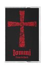 Der Text „Iommi From the Dark“ steht unten in Rot. Darüber ein rotes, mit Mustern verziertes Kreuz auf schwarzem Hintergrund.