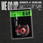 "We Go Up", BABYMONSTER, 2nd Mini Album steht auf einer Verpackung mit einem roten Kettenanhänger in Form einer Kamera.