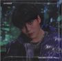 "ATEEZ" oben links. "GOLDEN HOUR: Part.5" unten rechts. Person in lila Jacke mit Kette, vor unscharfem Hintergrund.