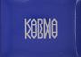Weiße, geometrische Schrift "KARMA" auf blauem Hintergrund. Symmetrisch und stilisiert, mit einem modernen Eindruck.