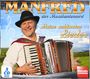 „MANFRED der Musikantenwirt. Meine schönsten Lieder.“ Ein Mann spielt Akkordeon in Landschaft, trägt einen Hut.