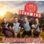 Text: "FANG ZU LEBEN AN", "SONNWEND". Vier Männer in traditioneller Kleidung mit Musikinstrumenten vor Bergkulisse.