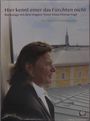 "Hier kennt einer das Fürchten nicht. Backstage mit dem Wagner-Tenor Klaus Florian Vogt. Ein Film von Astrid Bscher." Ein Mann im Anzug blickt aus einem Fenster.