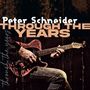 "Peter Schneider THROUGH THE YEARS." Eine Person spielt eine E-Gitarre, stimmungsvolle Beleuchtung.