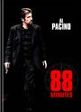 "AL PACINO", "88 MINUTES" in weiß und rot auf schwarzem Hintergrund. Eine Person im Anzug mit Waffe.