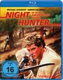 "NIGHT HUNTER", "ER IST DER AMERIKANISCHE FIGHTER", Illustration eines Mannes mit Armbrust in einem Wald, Hintergrund Action.