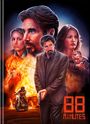 „88 MINUTES“ in digitaler Anzeige. Illustration mit Porträts, Explosion, Motorradfahrer und Mann mit Pistole.