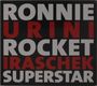 Texte: RONNIE, URINI, ROCKET, IRASCHEK, SUPERSTAR. Weiße und rote Buchstaben auf schwarzem Hintergrund.