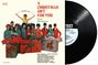 "A Christmas Gift for You From Phil Spector." Bunte Gruppe mit Geschenken, fröhlicher Ausdruck, Vinyl-Schallplatte.