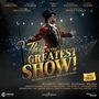 "This is the Greatest Show!" Große goldene Schrift, Mann in Zirkusdirektor-Kleidung mit Zylinder im Mittelpunkt.