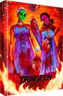 „TRAGEDY GIRLS“ steht in großen schwarzen Buchstaben. Zwei Frauen in blauen Kleidern, Masken tragend, mit Kettensäge.