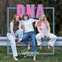 Text: "DNA", "Poxrucker Sisters". Drei Frauen sitzen lächelnd auf einer Leitplanke, barfuß, mit Bäumen im Hintergrund.