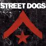 Oben steht "STREET DOGS" in Weiß. Darunter ein roter Stern und ein Pfeil auf schwarzem, zerkratztem Hintergrund.