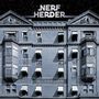 "NERF HERDER" oben, "ROCKINGHAM" unten. Historisches Gebäude mit Fenstern, Markisen und dekorativem Fassadendetail.