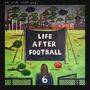 Texte: "LIFE AFTER FOOTBALL", "the smith street band". Illustration: Person mit "6"-Shirt blickt auf Banner.